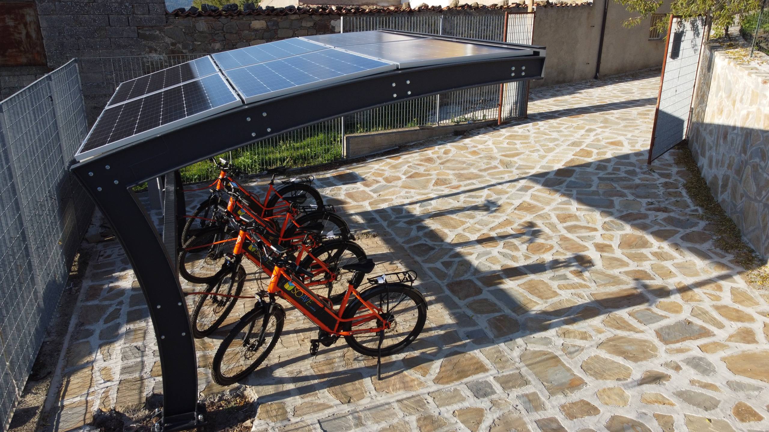 Pensilina modello ONDA BIKE + sharing  e-bike da 500Wh e impianto fotovoltaico da 2.5 kWp